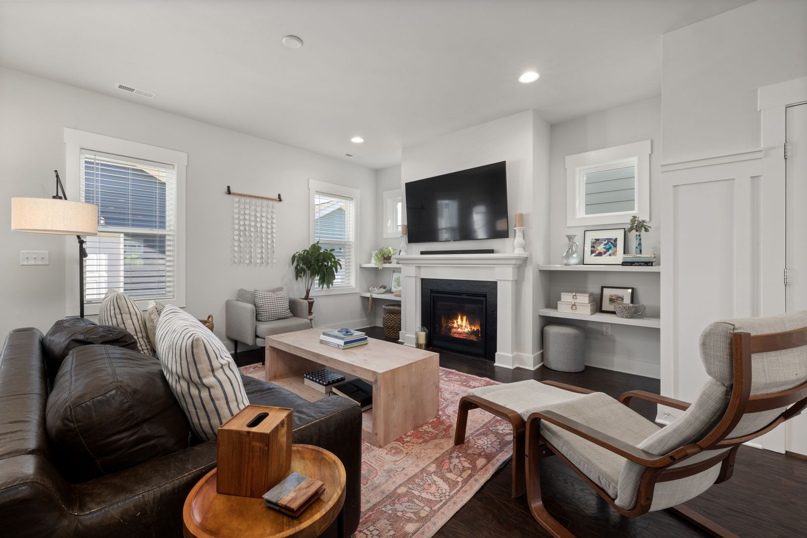 Salon cosy avec une cheminée et un tableau décoratif nature accroché au-dessus du manteau