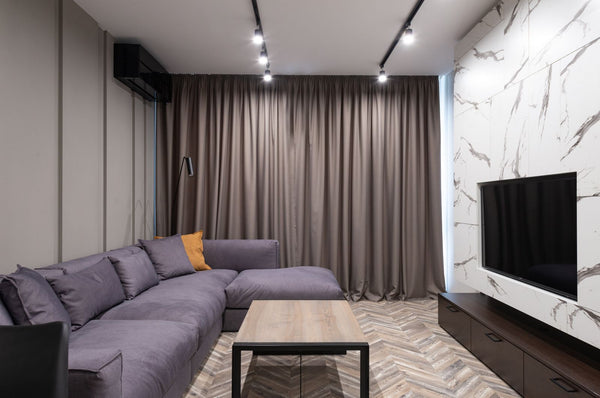 Salon moderne et lumineux d'une location saisonnière décoré avec des tableaux pour attirer les réservations