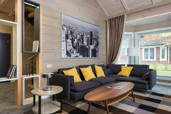Salon contemporain avec un tableau au-dessus du canapé, idée cadeau de crémaillère