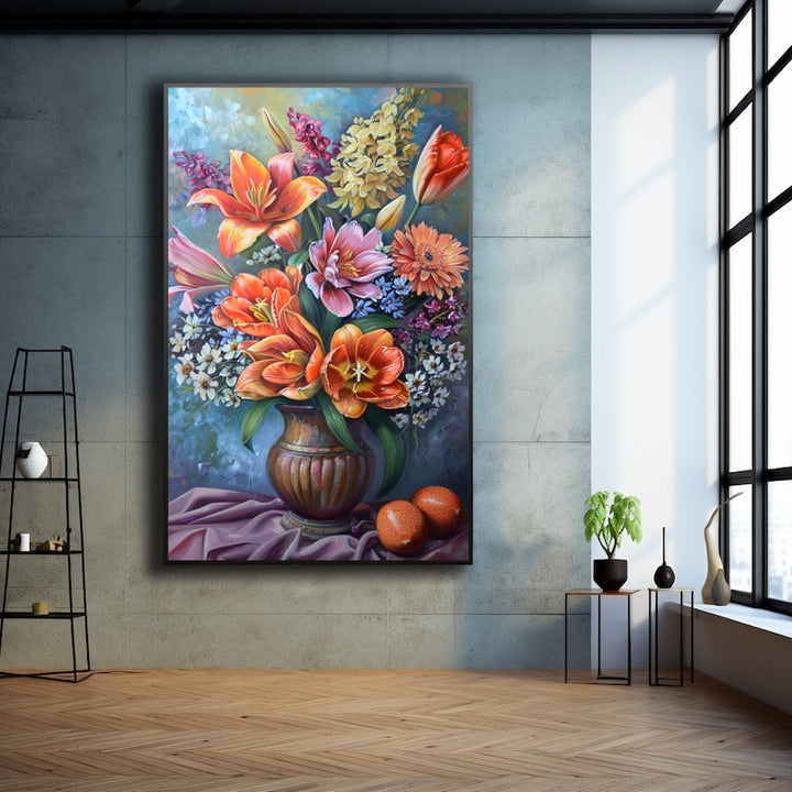 Tableau nature morte d'un bouquet de lys orangés et tulipes dans un vase ancien, drapé mauve et agrumes