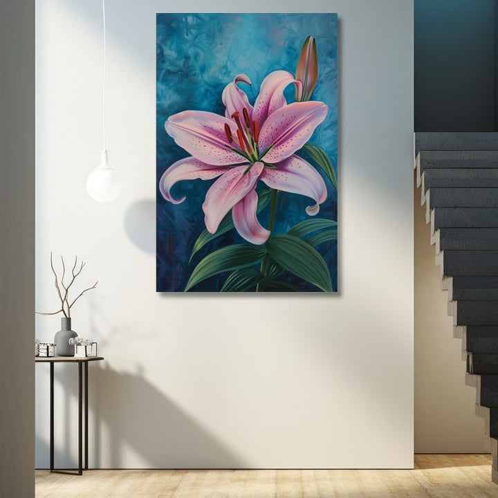 Peinture d'un lys rose aux pétales mouchetés et étamines pourpres, bouton et feuilles sur fond bleu