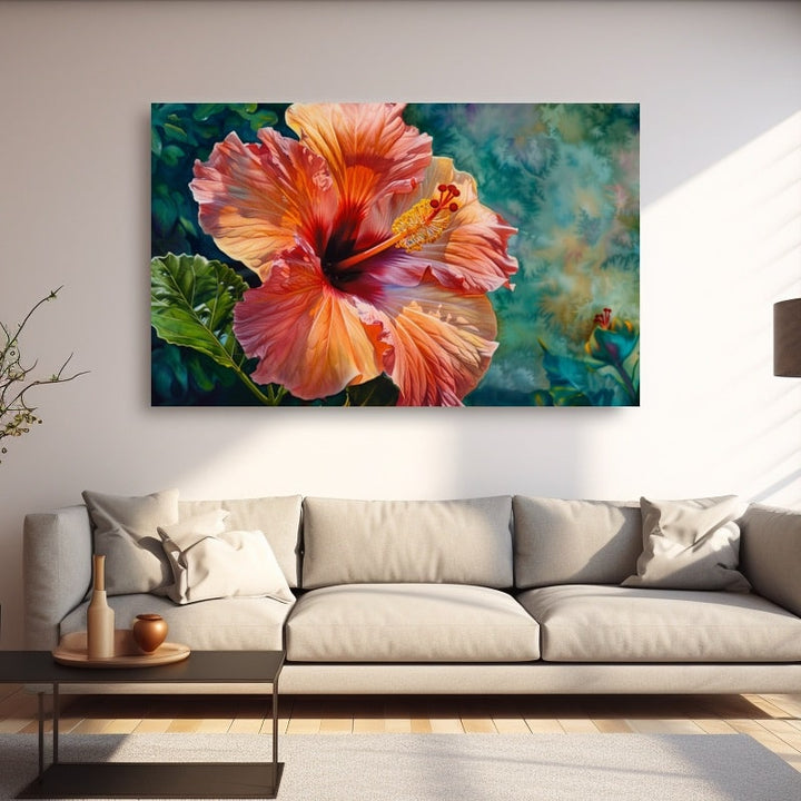 Tableau d'une fleur d'hibiscus rose corail en gros plan, long pistil aux étamines jaunes et feuillage vert