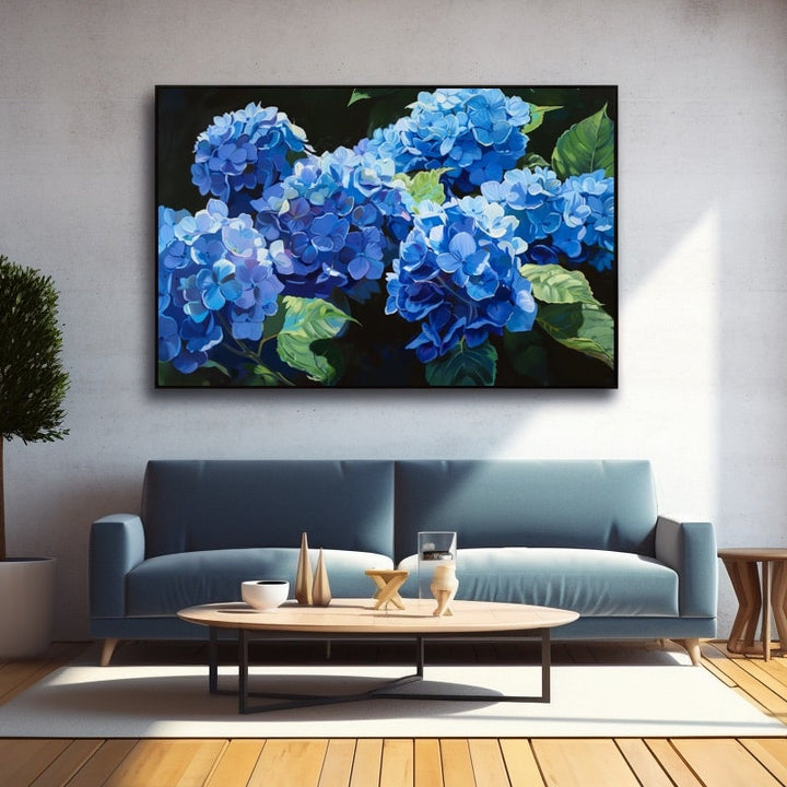 Tableau d'hortensias bleus en gros plan, larges inflorescences bleu vif et feuilles vertes sur fond sombre