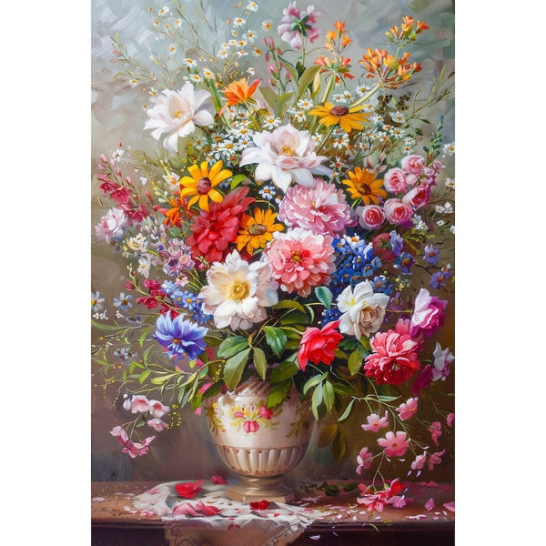 Peinture florale classique, vase blanc à décor fleuri posé sur une table, pétales rose et rouge épars