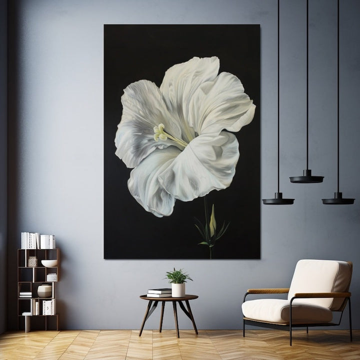 Tableau d'une grande fleur blanche épanouie aux pétales nacrés, bouton vert et fond noir profond