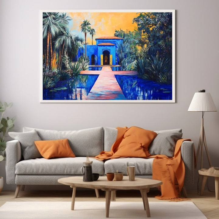 Tableau du jardin Majorelle avec pavillon bleu cobalt à porte jaune, allée rose, bassins et palmiers