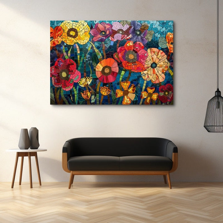 Tableau en mosaïque de verre montrant des fleurs rouges, jaunes et violettes sur un fond bleu turquoise