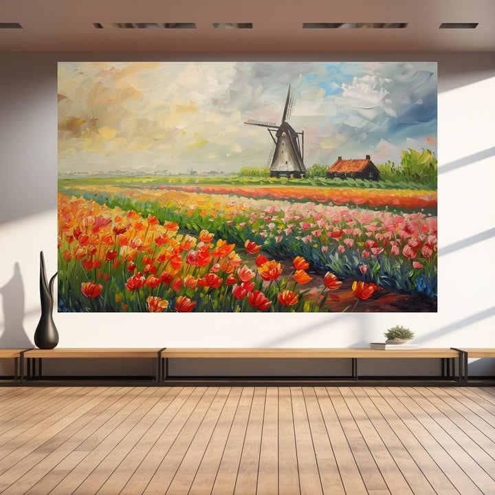 Tableau d’un champ de tulipes rouges, orange et roses devant un moulin hollandais et un ciel nuageux