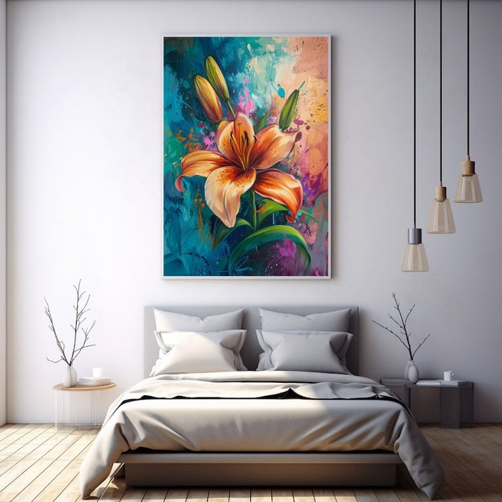 Tableau d'un lys orange épanoui aux pétales mouchetés, boutons floraux et feuillage vert sur fond turquoise