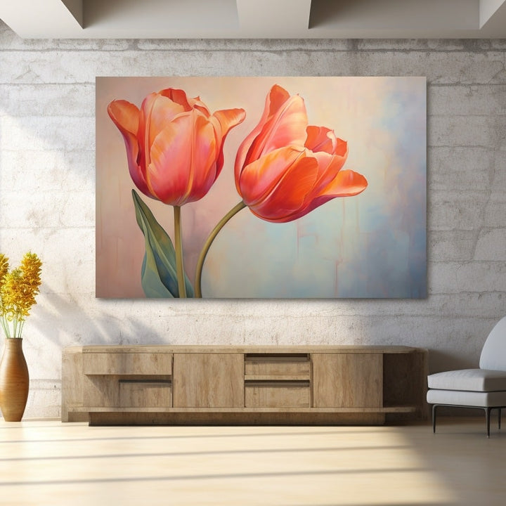 Tableau de deux tulipes rouge corail et orange aux pétales ourlés, feuille verte et fond pastel bleuté