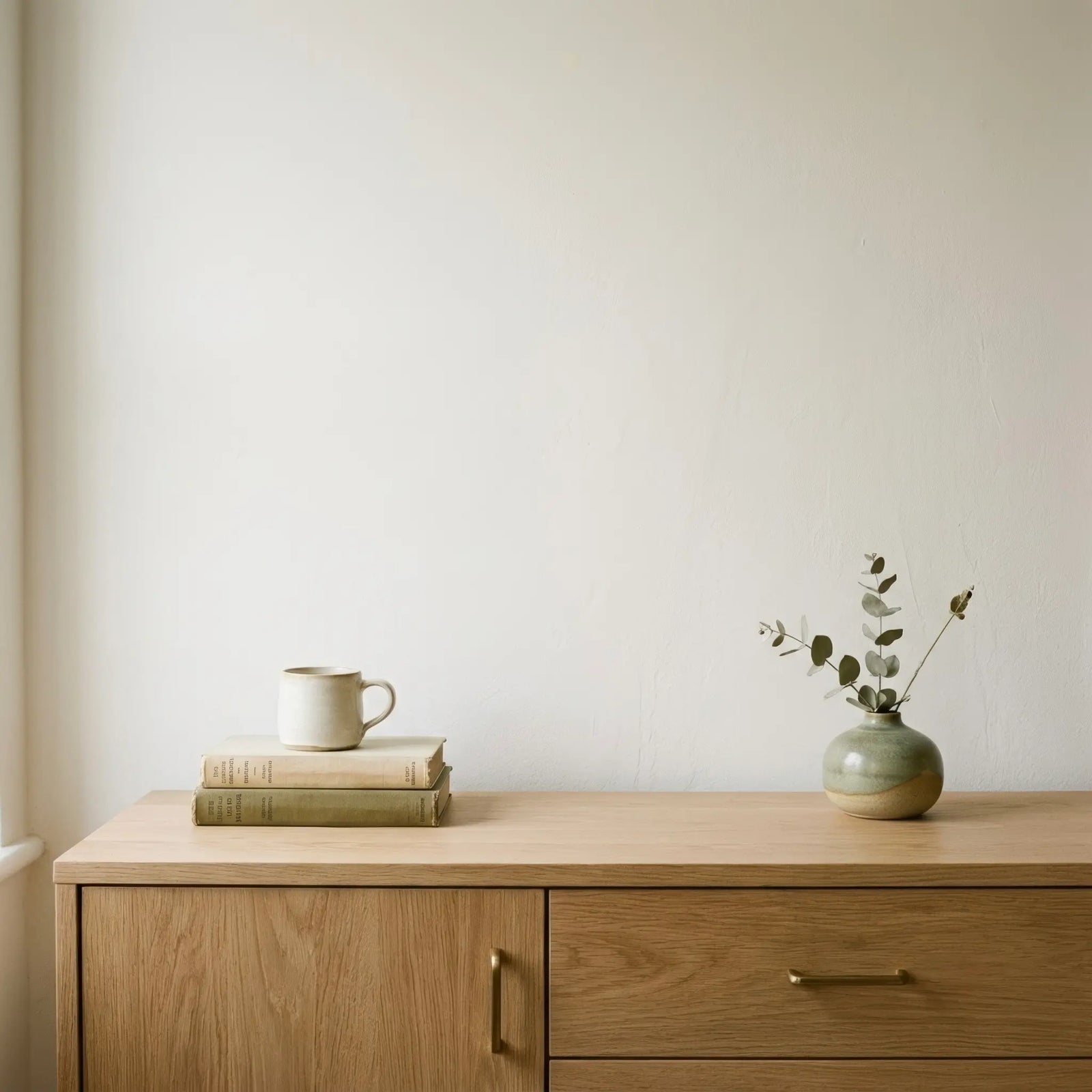 Tableau posé sur un meuble